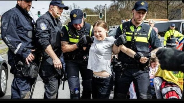 Arrestohet sërish gjatë një proteste për klimën Greta Thunberg