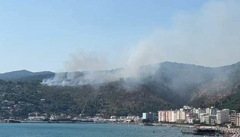 Vatër zjarri në malin e Shëngjinit, raportohet për rrezik banesash