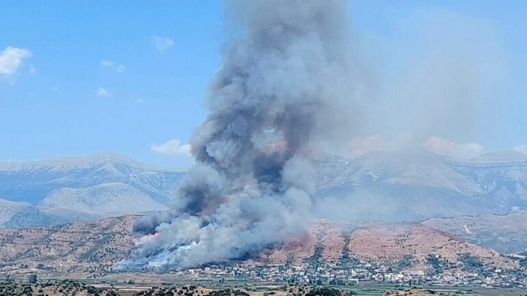 Zjarr i madh në Finiq, rrezikohen banesat