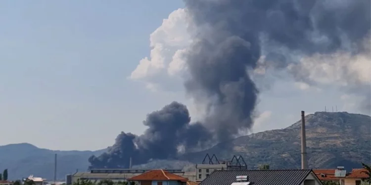 Shpërthen në flakë fabrika në Elbasan, tymi i zi mbulon qytetin