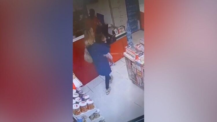 Ndodh në Tiranë, gruaja tenton të rrëmbejë fëmijën në supermarket