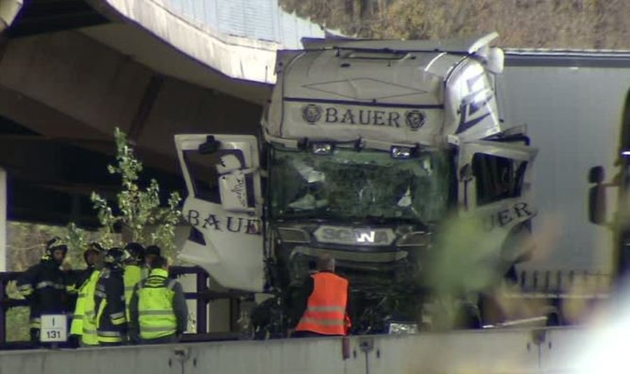 Shoferi i autobusit frenon papritur, pasagjeri godet kokën