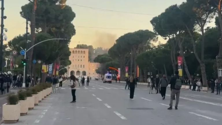 Ende pa nisur protesta, flakë para Presidencës