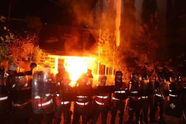 Pas rreth tre orësh, mbyllet protesta e opozitës