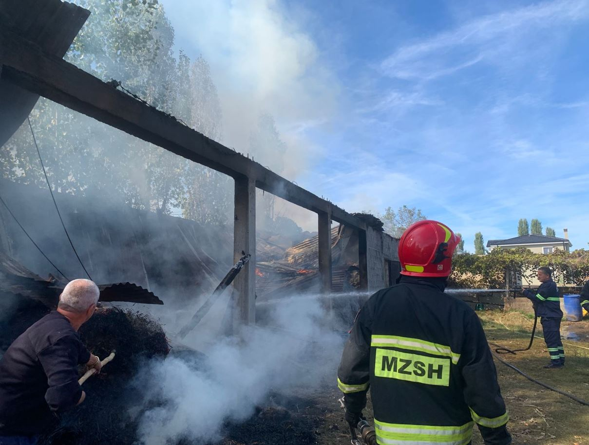 Shkrumbohet nga flakët magazina në Lezhë