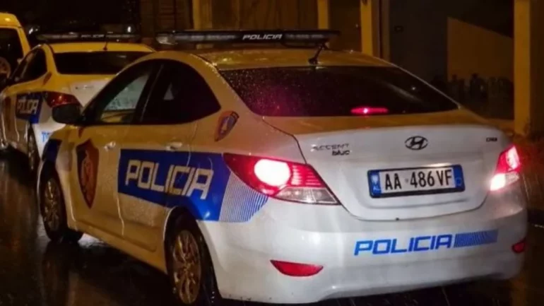 E reja rreh bashkëmoshatarin, ai e kallëzon në polici