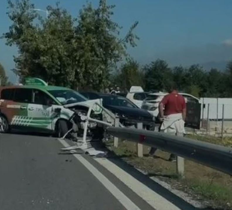 Aksident në Rinas/ Taksia përplaset me automjetin