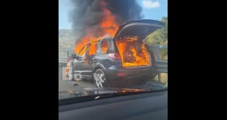 Përfshihet nga flakët automjeti në hyrje të tunelit Tiranë-Elbasan