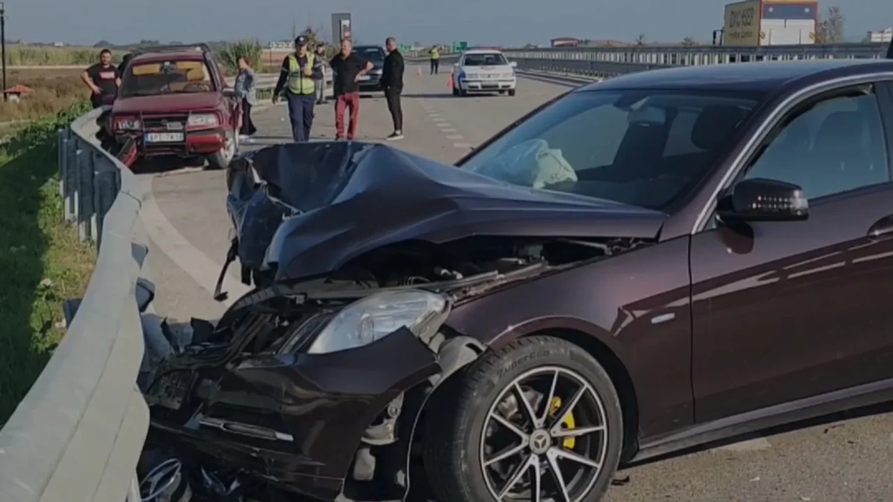 Përplasen tre automjete, aksidentohet prifti në aksin ‘Fier-Vlorë’