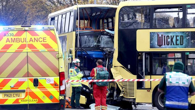 Përplasen dy autobusë dykatësh, 17 persona përfundojnë në spital