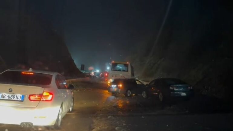 Shembje dherash e gurësh në Rrugën e Arbrit, bllokohet qarkullimi