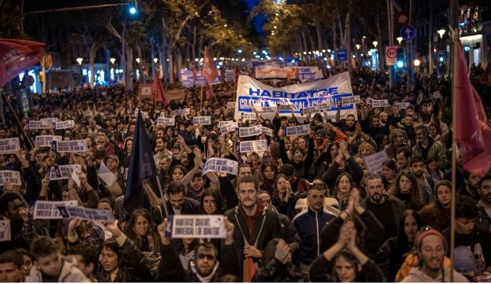 Mijëra njerëz “mbërthejnë” në protesta Barcelonën