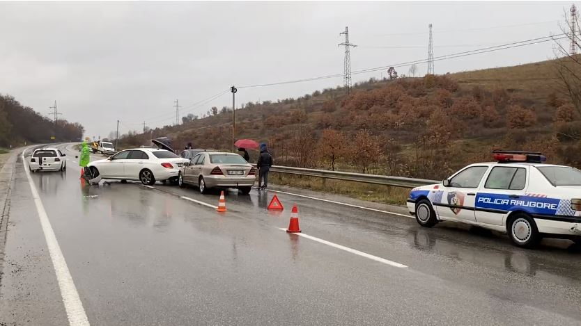 Përplasen tre automjete në aksin Korçë-Pogradec