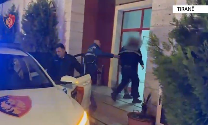 Mbante armë pa leje në banesë, arrestohet një 42-vjeçar në Tiranë