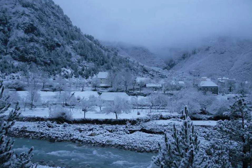 Moti i keq përfshin vendin/ Reshje shiu dhe dëbore në Shkodër