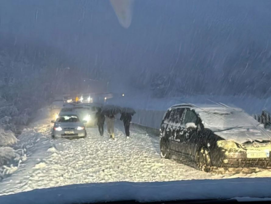 Reshjet e dëborës, dhjetra makina të bllokuara në rrugën e Arbrit