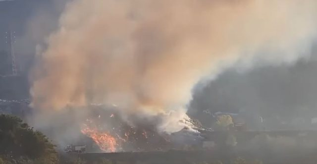 Sërish zjarr në Labinot-Fushë në Elbasan, përfshihen nga flakët