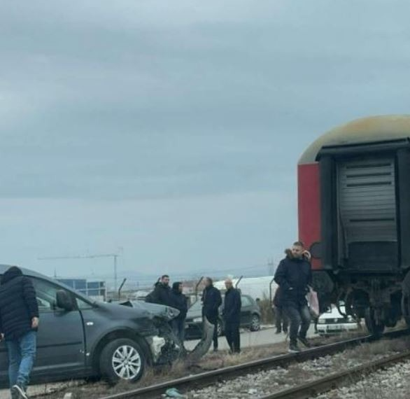 Kishte parkuar automjetin pranë hekurudhës, përplaset nga treni