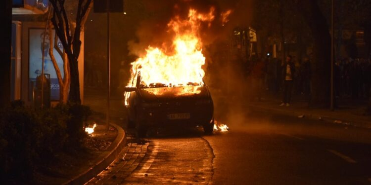 Shkrumbohet’ nga flakët makina, brenda saj gjenden