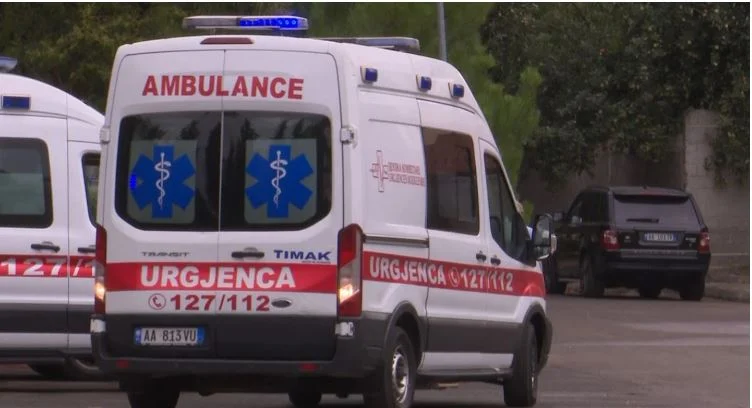 Aksident i rëndë tek Shkëmbi i Kavajës, ambulanca përmbyset