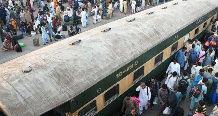 Treni goditet nga sulmues të armatosur, forcat e sigurisë në alarm