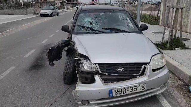 Makina përplaset me shtyllën, aksidentohet cifti i bashkëshortëve