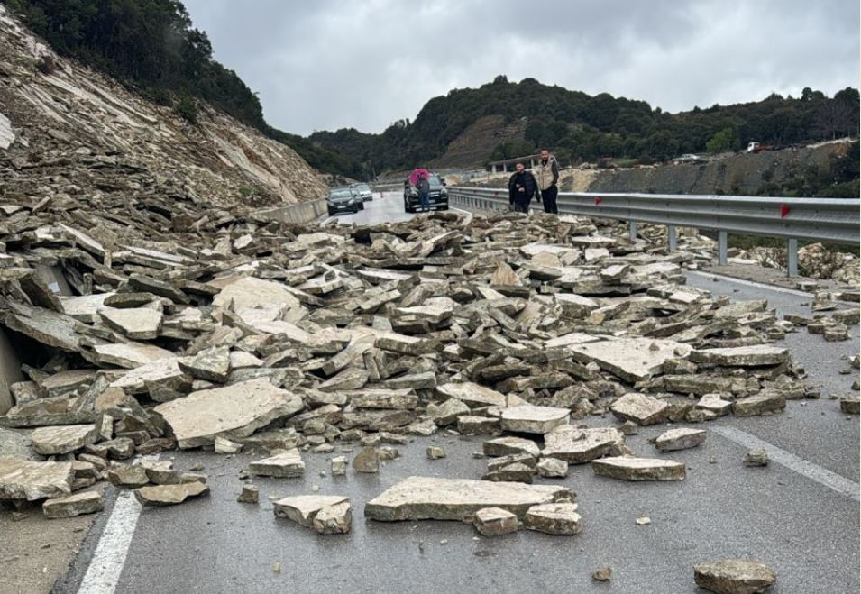 Shembje masive e gurëve në aksin Kuç- Qeparo