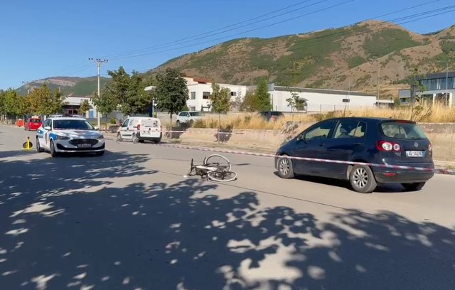 Aksident në Korçë, mjeti përplas gruan me biçikletë, dërgohet menjëherë në spital