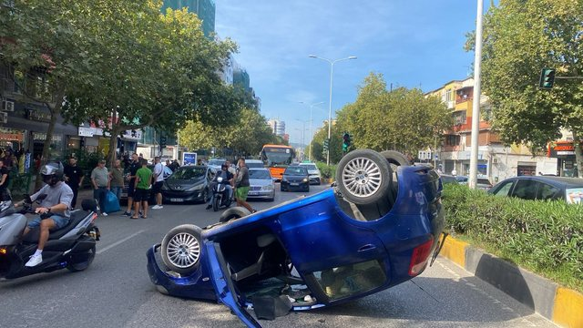 Aksident tek “21 Dhjetori”, përmbyset makina në mes të rrugës